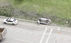 Bursa'da yağış kazayı getirdi: İzmir Yolu'nda otomobil yan yattı