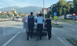 Bursa’da yakıtı biten sürücüye zabıta desteği! Aracı 2 kilometre ittiler