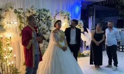 Bursa’da 10 yıl sonra yeniden gelinlik giydi! Eşine yaptığı sürpriz olay oldu