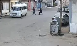 Bursa’da eşiyle yürüyen adama silahlı saldırı! O anlar kamerada