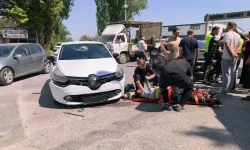 Bursa’da iki otomobille çarpıştı! Motosiklet sürücüsü yola savruldu