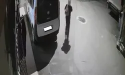 Bursa’da penceredeki kıyafetleri tek tek inceledi, beğendiğini alıp gitti