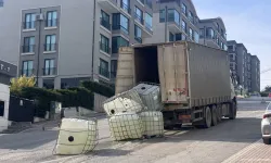 Bursa'da caddeyi kapattıran olay! Kamyondan düşen tanklardan kimyasal sızdı
