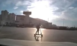 Bursa’da scooter sürücüsünün tehlikeli geçişi kamerada! İşte o anlar