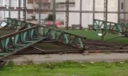 Bursa Karacabey’de fırtına etkisi! Halı sahanın direkleri devrildi