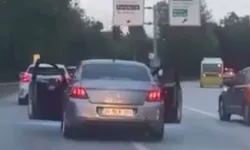 Bursa’da trafikte tehlikeli hareket! Seyir halindeyken iki kapıyı birden açtılar