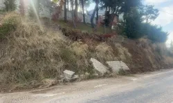 Bursa’da yağışın ardından duvar yıkıldı! Beton parçaları yola savruldu