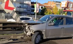 Bursa’da faciadan dönüldü! Bariyerler otomobili delip geçti