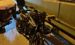 Bursa'da motosiklet otomobile çarptı! İki araç savruldu
