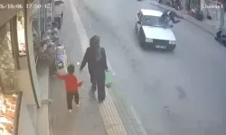 Bursa’da ara sokaktan çıkan otomobil yayaya çarptı! O anlar kamerada