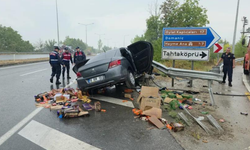 Bursa'da yağış kazayı beraberinde getirdi! Otomobil bariyerlere çarptı