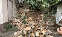 Bursa Yıldırım’da toprak kayması! Taşlar yolu kapattı