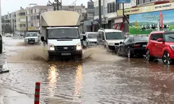 Bursa’da sağanak hayatı felç etti! Vatandaşlar evlerinin önünden balık tuttu