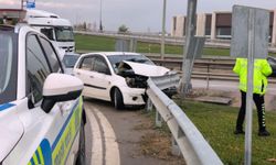 İnegöl’de kontrolden çıkan otomobil bariyerlere çarptı