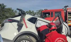 Bursa-Balıkesir yolunda kaza! Otomobil bariyerlere çarptı, 2 yaralı