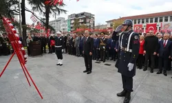 Bursa Valisi Erol Ayyıldız Atatürk Anıtı’na çelenk sundu