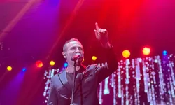 Ferhat Göçer’in Bursa konserinde Cumhuriyet coşkusu yaşandı