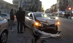 Ters yönden gelen otomobil minübise çarptı:3 yaralı