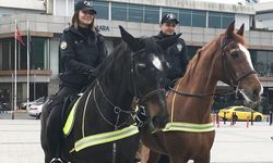 İstiklal Caddesi'nde Yılbaşı Devriyesi Atlı Polisler Büyük İlgi Gördü