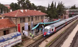 Rüzgarın savurduğu poşet metro tellerine takıldı