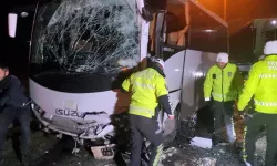 Polislerin taşındığı servis ile turistlerin taşındığı otobüs çarpıştı