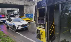 Beyoğlu'nda İETT otobüsü virajı alamayarak duvara çarptı