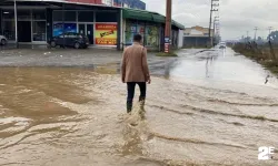 Aydın'da şiddetli yağışlar yolları göle döndürdü