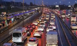 İstanbul'da şiddetli yağış trafikte yoğunluğa neden oldu