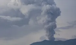 Endonezya'da Lewotobi Laki Laki yanardağı'ndan kırmızı alarm