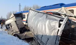 Muş’ta yolcu treni TIR'a çarpması sonucu 2 kişi öldü