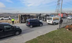 Bağcılar'da toprak yüklü hafriyat kamyonu yan yattı
