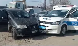 Bulgaristan plakalı otomobil ekip aracına çarptı 2 polis yaralandı