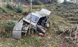 Rize'de kaza yapan araç sürücüsü yol kenarına fırladı