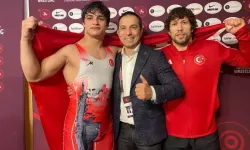 Güreşçiler altın madalyalarını Türk milletine armağan etti