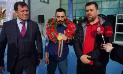 Milli halterci Muammer Şahin çiçeklerle karşılandı