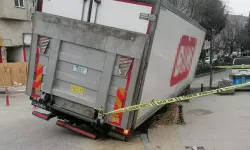 Silivri’de kamyon kapatılmayan çukura düştü