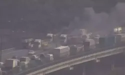 Başakşehir TEM Otoyolunda trafiği kilitleyen yangın