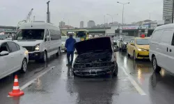 Kadıköy D 100'de otomobil alev alev yandı