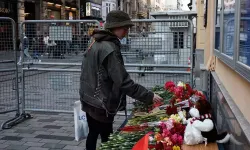 Moskova'da ölenler anısına konsolosluk önüne çiçek bırakıldı