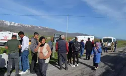 Muş'ta öğrenci servisi ile hafif ticari araç çarpıştı