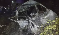Uçuruma düşen tarım işçisi taşıyan minibüs yandı