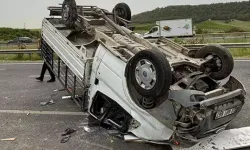 Lastiği patlayan kamyonet devrildi