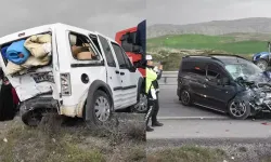 Sivas'ta iki hafif ticari araç çarpıştı