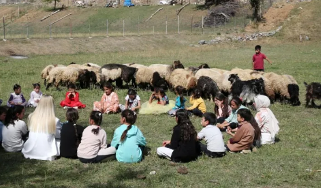 Bitlis'te İlkokul öğretmenleri, "Eğitimi Doğaya Taşıyoruz" projesini hayata geçirdi