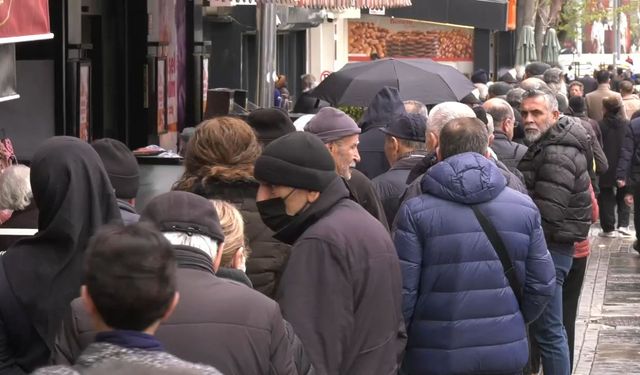 Vatandaş Şimdi de 'Ucuz Yumurta' Kuyruğunda: 'Sürünerek Yaşıyoruz...'