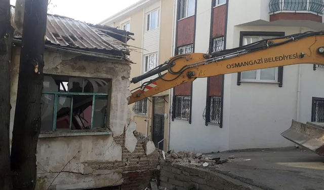 Bursa Osmangazi’de metruk yıkımlar sürüyor