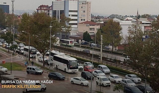 Bursa'da yağmur yağdı, trafik kilitlendi!
