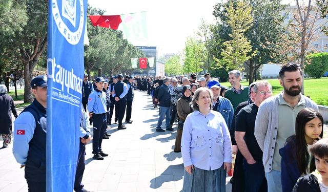Bursa'da izdiham yaratan dağıtım! Gören sıraya girdi, sonu gelmedi...