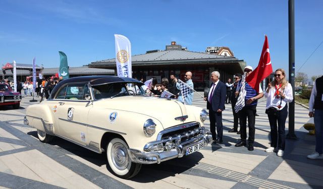 BURSA SOKAKLARINDA KLASİK ARABA RÜZGARI