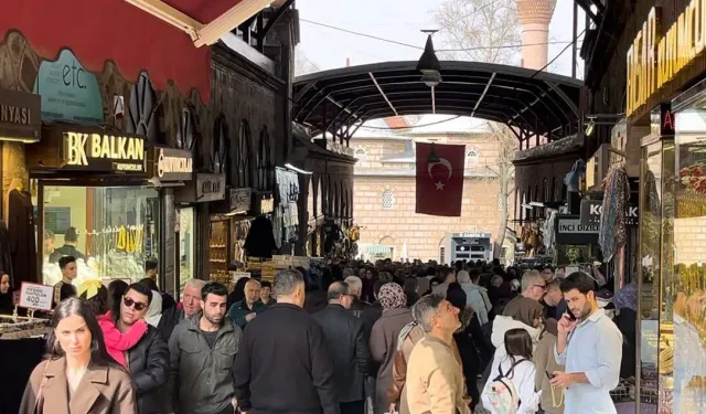 Bursa Kapalı Çarşı’da bayram mesaisi: Tarihi Çarşı’da insan seli!